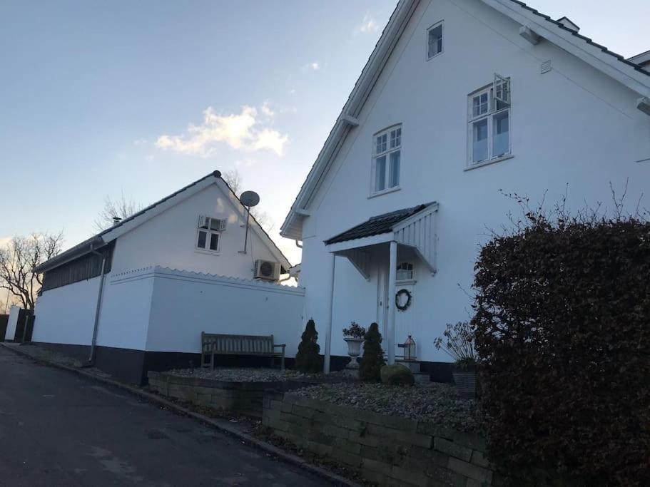 Cozy, Quiet Guest House Perfect For Business Or Pleasure Хиллерёд Экстерьер фото
